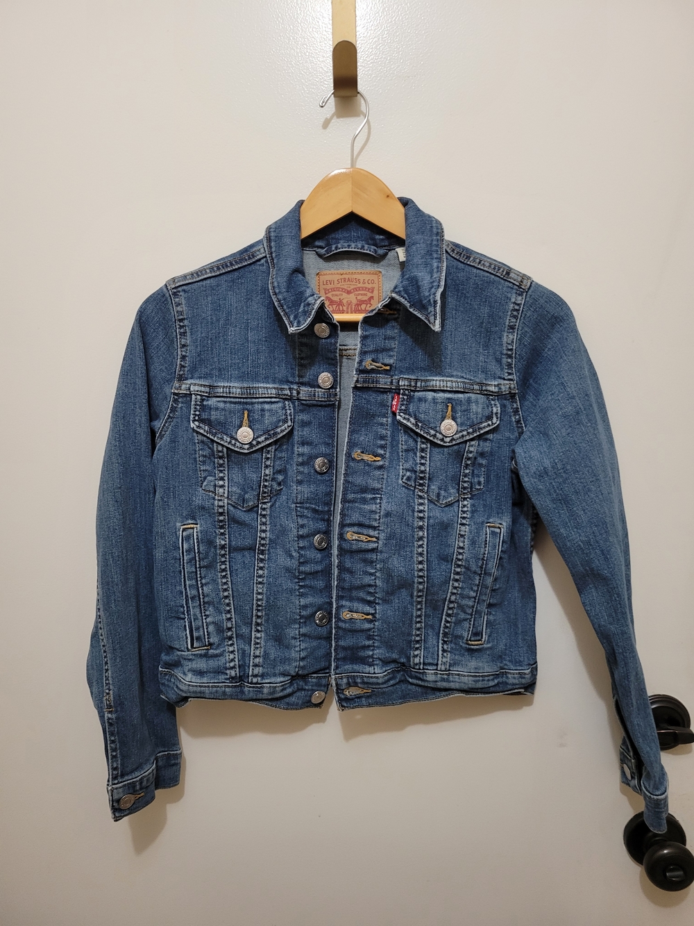 Levi's Womens Medium Blue Denim Jacket with Classic Trucker Styling Size Small